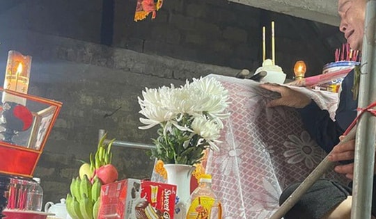 Rớt nước mắt cảnh kê cao quan tài người thân chờ lũ rút