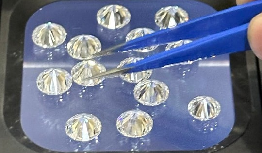 Phát hiện 700 viên kim cương trị giá hàng chục tỷ đồng vận chuyển trái phép tại Tân Sơn Nhất