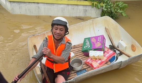 Dân vùng lũ Quảng Bình cả ngày ăn mỳ tôm sống, thèm cơm, thiếu nước sạch