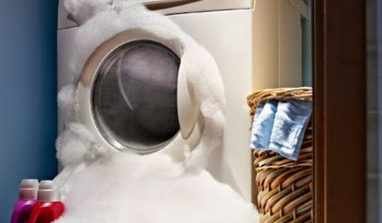 Tác hại khi cho bột giặt và nước xả vào máy giặt không đúng cách