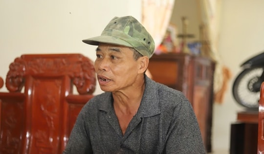 Chồng đu cột điện 12 tiếng giữa biển nước, vợ ở nhà thắp hương tưởng đã chết