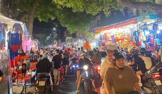 Hà Nội: Không khí Halloween 'khuấy đảo' du khách trên phố Hàng Mã