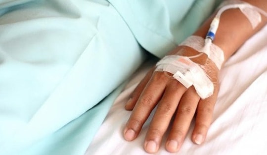 Người đàn ông 43 tuổi ở Phú Thọ đi cấp cứu vì uống nhầm thuốc diệt kiến con gái để trong tủ lạnh