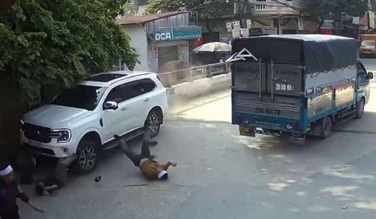 Tạm giữ tài xế ô tô đâm vào đoàn người đưa tang