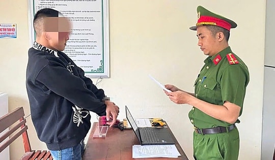 Bắt thanh niên 'yêu' 2 chị em sinh đôi 15 tuổi