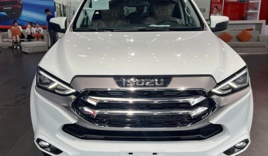 Xe gầm cao cỡ D gây sốc vì giảm tới 219 triệu đồng, rẻ ngang Toyota Yaris Cross