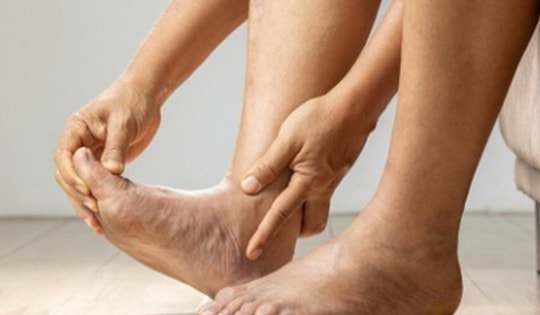 Chân xuất hiện 5 dấu hiệu bất thường này có thể thận đang