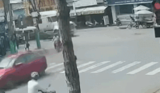 Đi vào điểm mù của xe container, người điều khiển xe đạp điện gặp tai nạn thương tâm