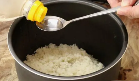 Mẹo hay thử ngay: Thêm 1 thìa mỗi loại 2 gia vị này khi nấu cơm, cơm ăn càng mềm và thơm ngon