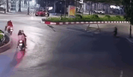 Phóng như 'bay' qua vòng xuyến, xe máy lao thẳng vào cột đèn đường ở Bắc Ninh