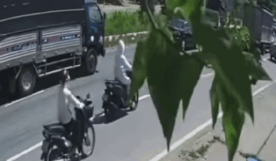 Xe ben 'ủi' hàng loạt phương tiện đang dừng đèn đỏ khiến một người tử vong ở Bình Dương