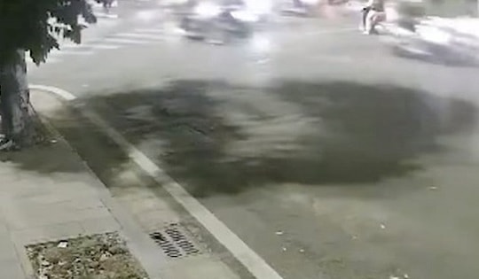 'Quái xế' nhập viện sau khi đâm tử vong tại chỗ cô gái chờ đèn đỏ