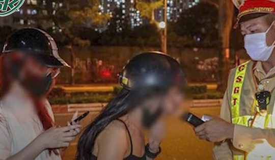 Bị kiểm tra nồng độ cồn, người phụ nữ liên tục khóc lóc, gây rối CSGT làm nhiệm vụ