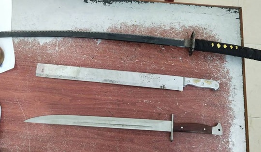 Đăng hình ảnh dao kiếm lên mạng xã hội để ra oai, 2 thiếu niên bị Công an mời đến làm việc