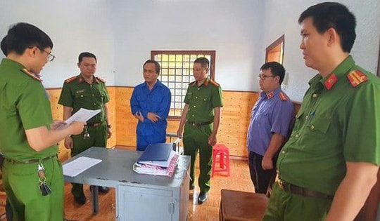 Mất hơn 600 triệu đồng để trong ô tô khi đỗ xe vào cắt tóc