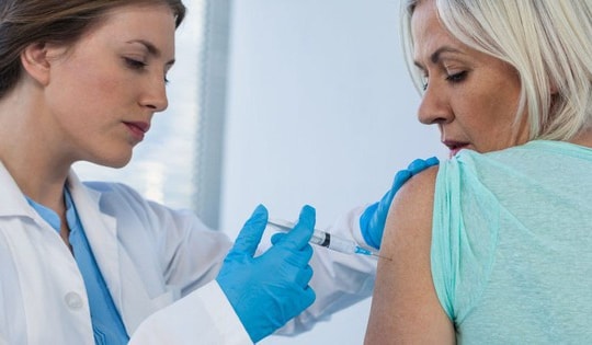 5 loại vaccine rất quan trọng cho người trên 50 tuổi