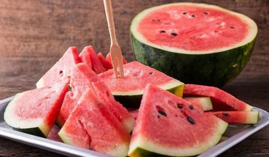 Cách chọn dưa hấu ruột đỏ, vỏ mỏng, ngọt, ít hạt, không cần vỗ