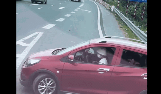 Hà Nội: Ngán ngẩm cảnh nữ tài xế quay đầu xe ô tô, chạy ngược chiều trên cao tốc Pháp Vân - Cầu Giẽ