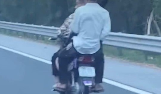 Xử phạt xe máy kẹp 3, không đội mũ bảo hiểm trên cao tốc