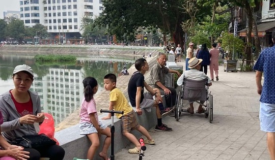 Hà Nội: Lượng khách tại phố đi bộ hồ Ngọc Khánh ra sao sau gần 1 tháng hoạt động?