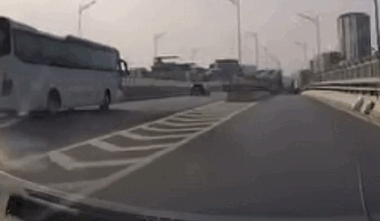 Hà Nội: Khoảnh khắc xe ô tô con phóng như bay, lao vào dải phân cách trên đường vành đai 2