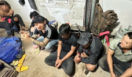 Phát hiện nhóm sử dụng ma túy, tàng trữ nhiều vũ khí nguy hiểm