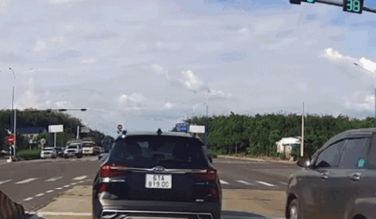 Xe máy vượt đèn đỏ lao vào xe đầu kéo khiến 1 người tử vong