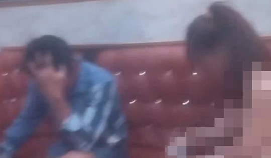 Bắt quả tang nữ nhân viên múa thoát y phục vụ khách hát karaoke tại phòng VIP