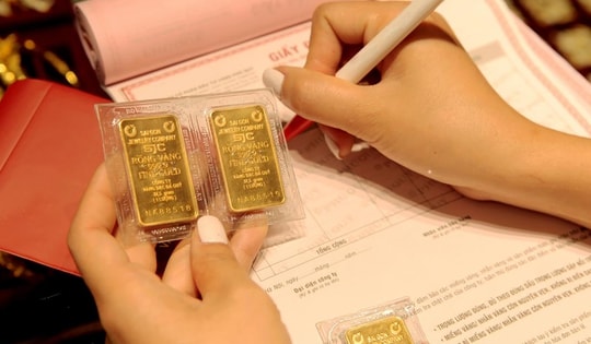 Giá vàng lao dốc, nên mua hay bán lúc này?