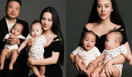 Cặp song sinh nhà Phương Oanh - Shark Bình biểu cảm ngộ nghĩnh khi chụp ảnh cùng bố mẹ