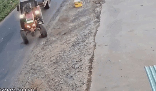 Va chạm với máy kéo đang sang đường, người đi xe máy gặp nạn thương tâm