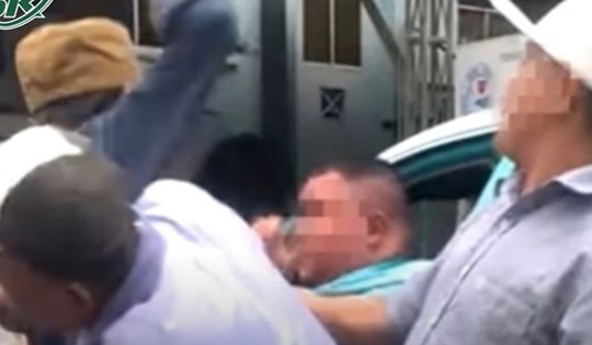 Điều tra nhóm người cầm 'hàng nóng' đe dọa, tấn công tài xế taxi trước bệnh viện