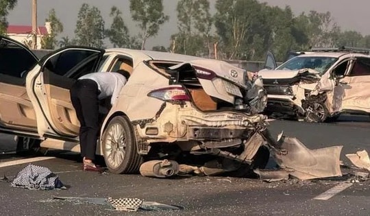 Hai xe ô tô con biến dạng sau tai nạn trên cao tốc Hà Nội - Hải Phòng