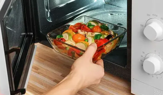 Những mối nguy tiềm ẩn khi dùng lò vi sóng hâm nóng thức ăn mà ít ai biết