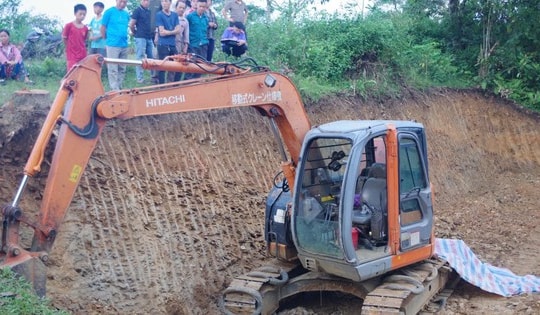 Bị khởi tố vì không quan sát khi lái máy xúc khiến 1 cháu bé tử vong