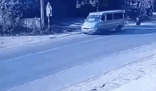 Ngã xuống đường sau va chạm với xe khách, người đi xe máy bị xe tải cán trúng