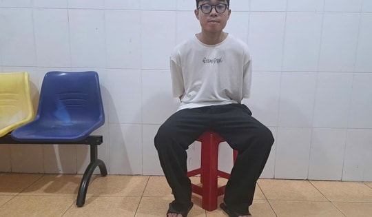 Bắt đối tượng dùng dao đe dọa chủ cửa hàng, cướp điện thoại di động