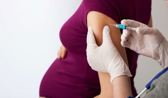 Tại sao phụ nữ mang thai nên tiêm phòng cúm?