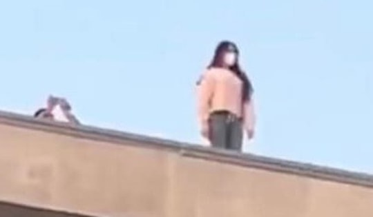 Cô gái trèo lên nóc chụp ảnh sống ảo phản cảm, Bảo tàng Lịch sử Quân sự nói gì?