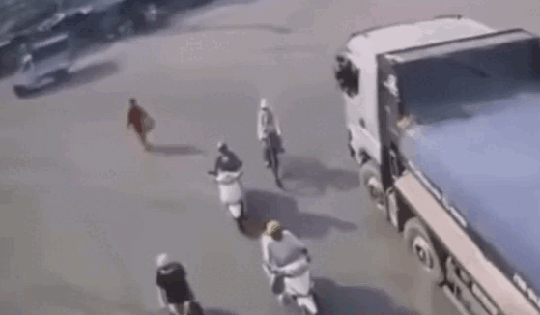 Người phụ nữ bị xe tải cán tử vong khi đi bộ băng qua đường