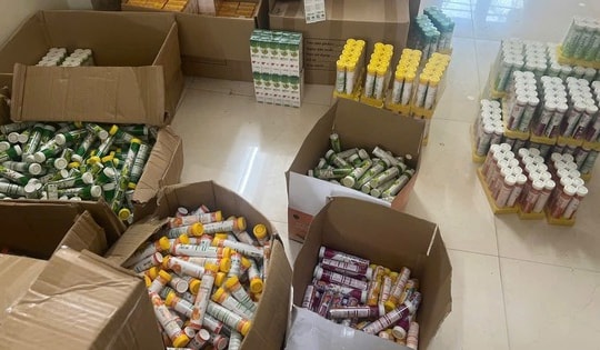 'Đột kích' cơ sở có dấu hiệu sản xuất hàng giả là thực phẩm tại Hà Nội