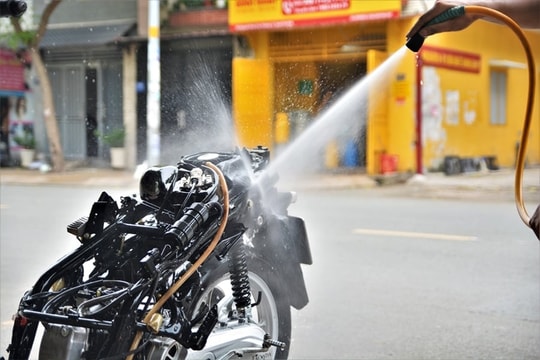 Rửa xe máy thường xuyên có hại?