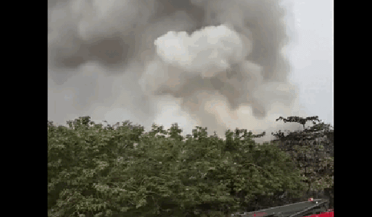 Hà Nội: Cháy lớn tại bãi phế liệu ở Đông Anh, cột khói bốc cao hàng chục mét