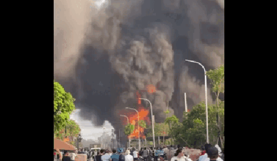 Hà Nội: Xưởng sản xuất bao bì bốc cháy dữ dội ở Hoài Đức