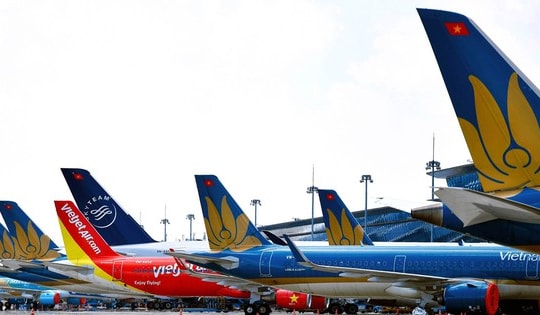 Giá vé máy bay Tết tăng cao; iPhone 11 giảm 13 triệu