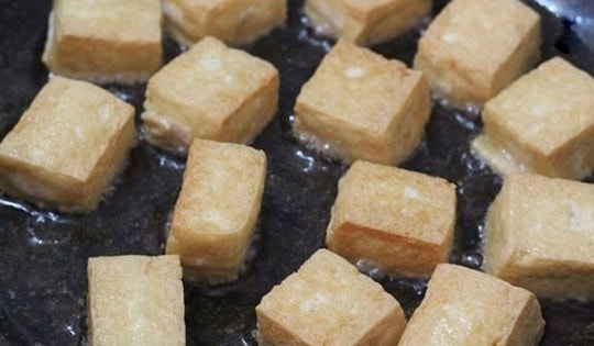 Cách rán đậu phụ vàng giòn bên ngoài, mềm bên trong, không dính chảo, ngon khó cưỡng