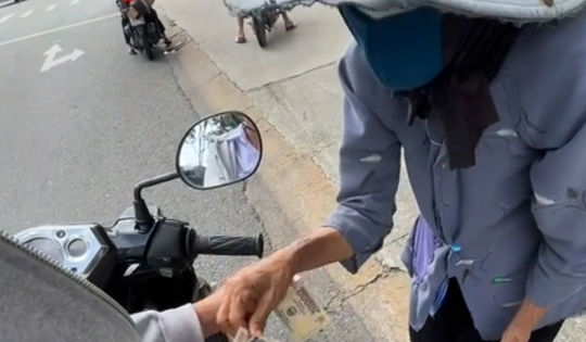 Hơn 5 triệu người bất ngờ vì hành động lạ của cụ bà ăn xin ở Bình Dương