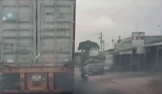 Mở cửa không quan sát, lái xe bán tải gây va chạm khiến người đi xe máy tử vong