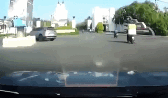 Xe máy phóng như bay, vượt đèn đỏ, gây tai nạn nghiêm trọng