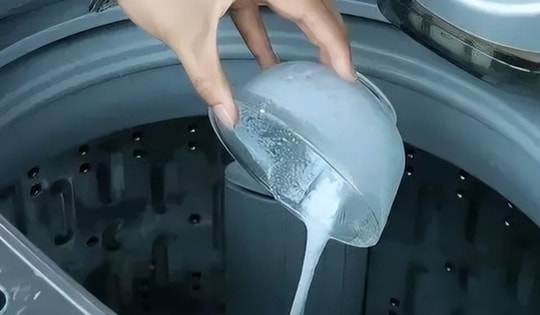 Đổ thêm bát nước 'thần' vào máy giặt, ga giường nhà tôi bay biến mọi vết ố vàng và mùi hôi khó chịu